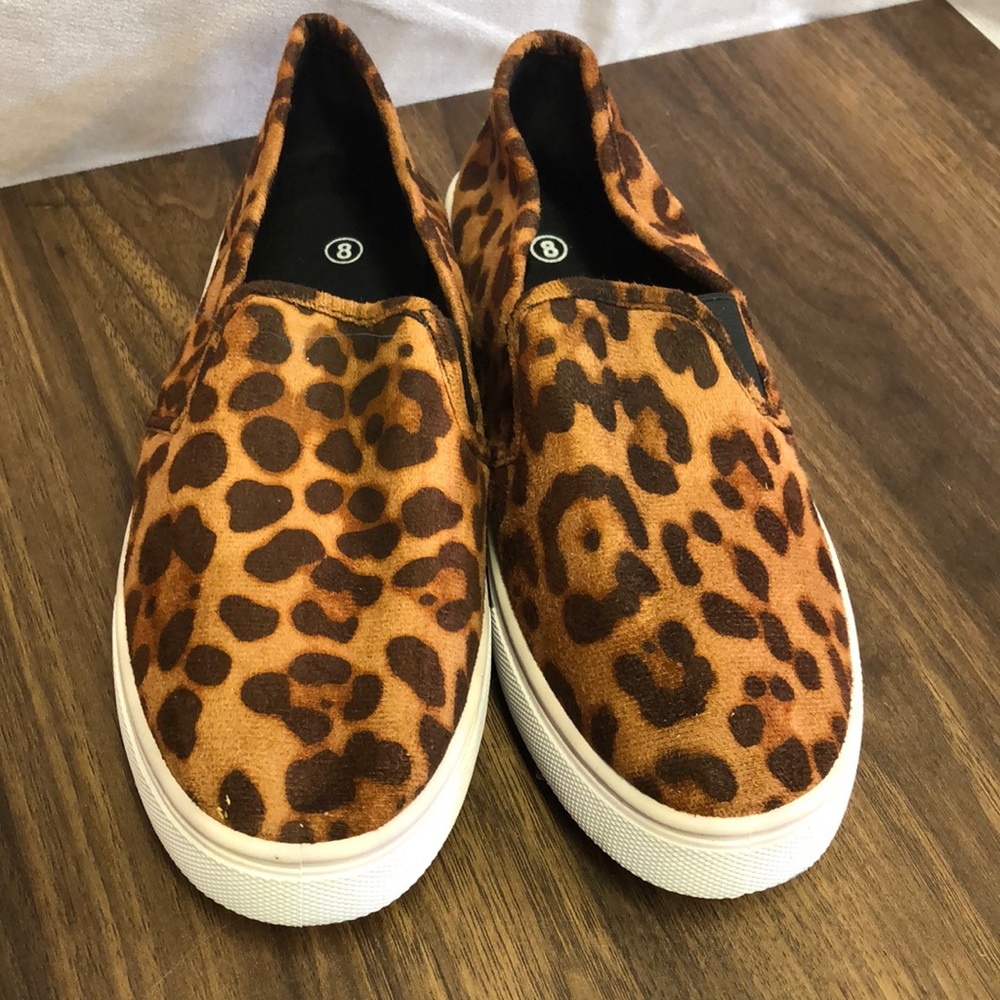 Women’s animal print flats size 8 new without the tags